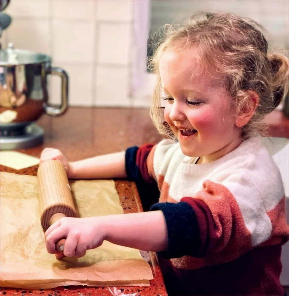 Rosa Mae bakt koekjes