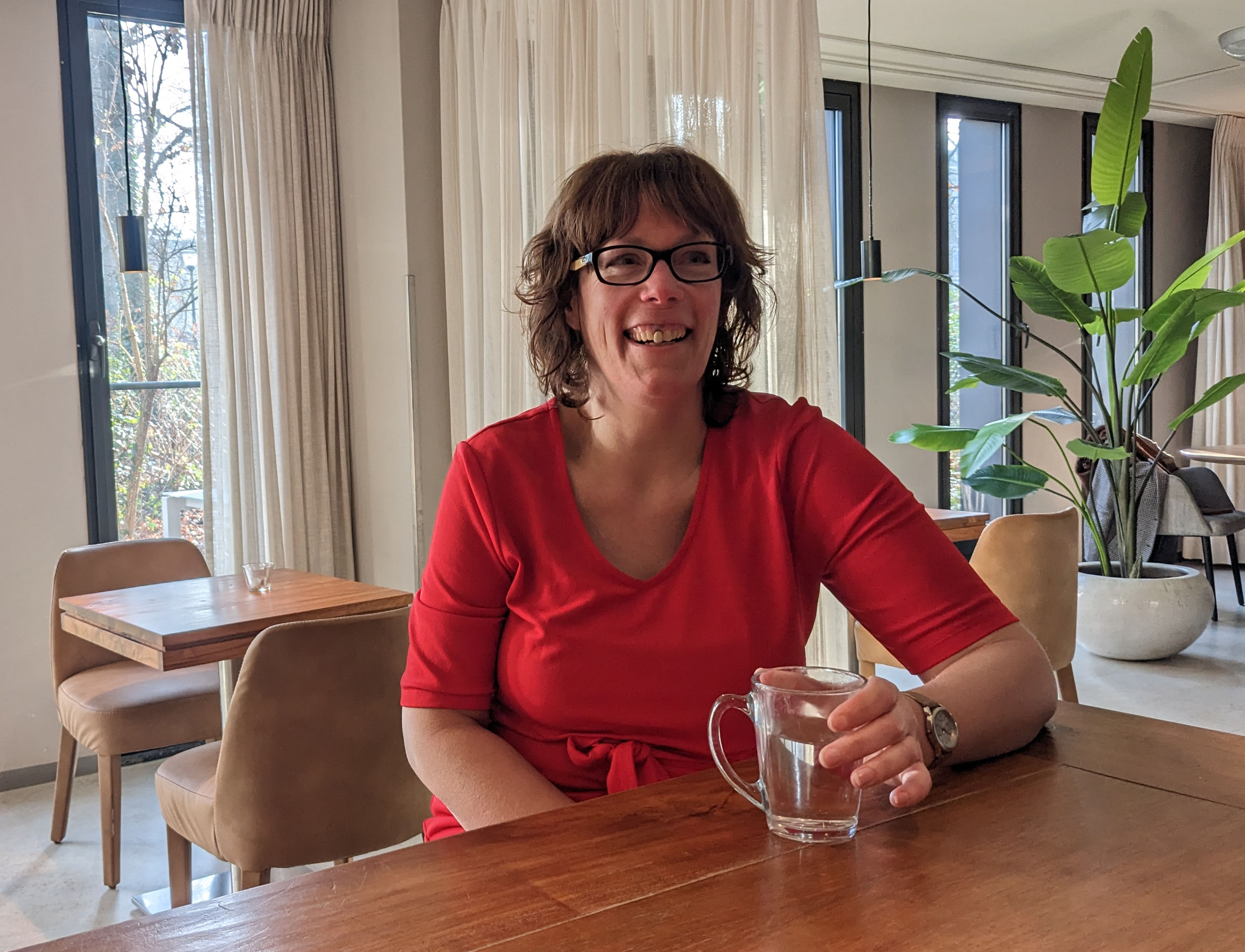 Vrijwilliger Bianca in Huis Nijmegen met thee HomeSport Events