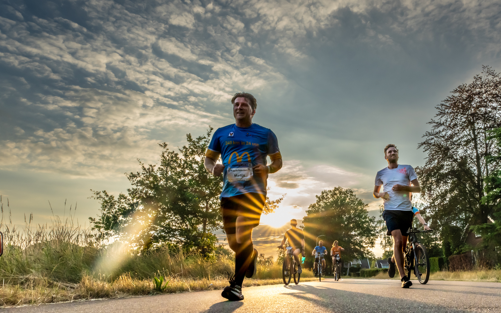 HomeRunners onderweg met ondergaande zon