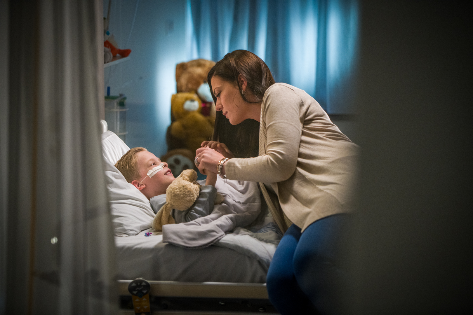 Ronald McDonald Kinderfonds moeder bij kind in ziekenhuis