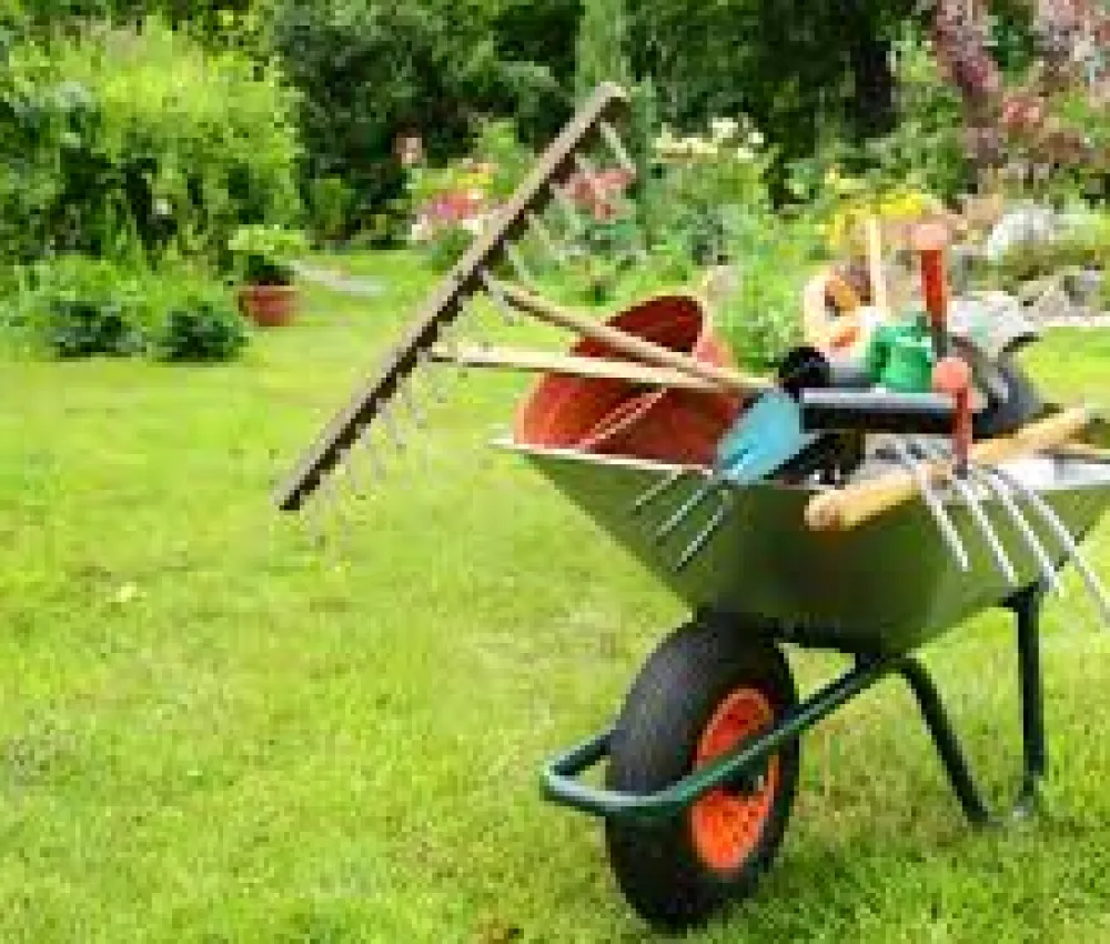 In de tuin werken