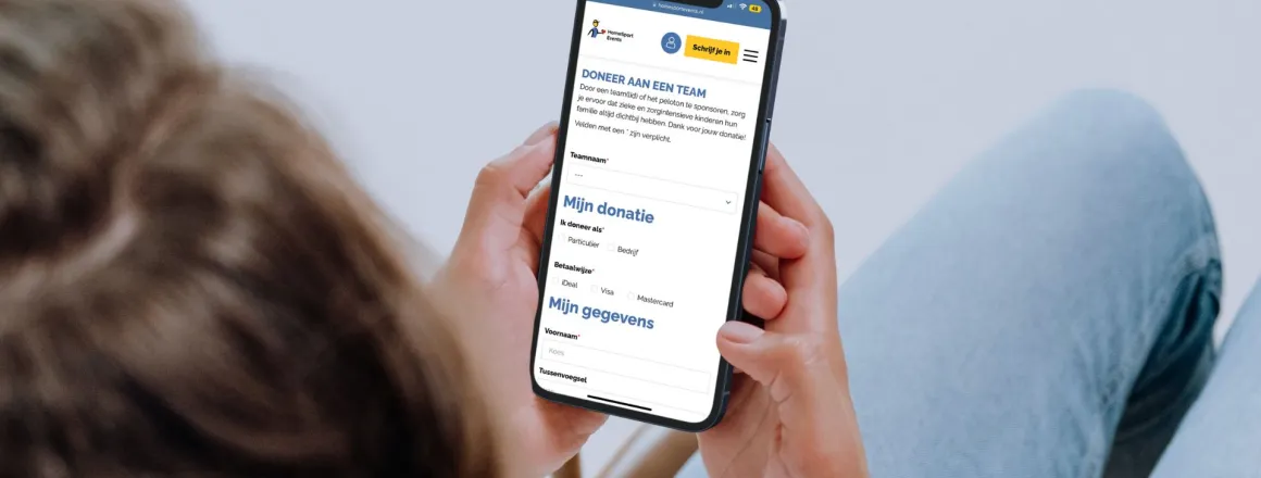 Vrouw met telefoon in hand op website HomeSport Events doneren