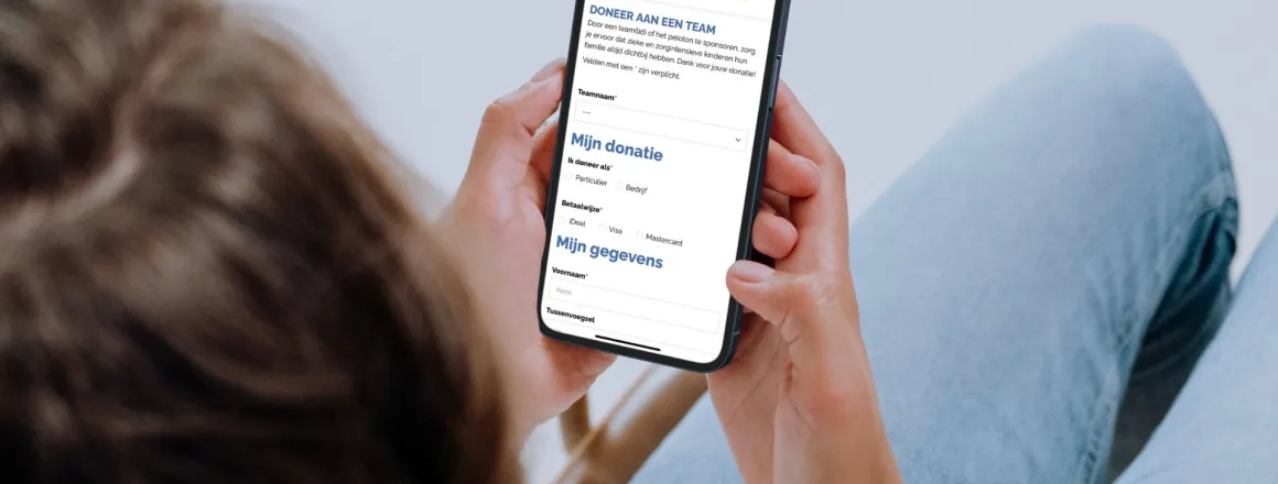 Vrouw met telefoon in hand op website HomeSport Events doneren