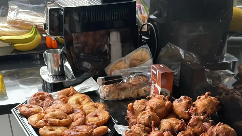 Oliebollen bakken voor de buren