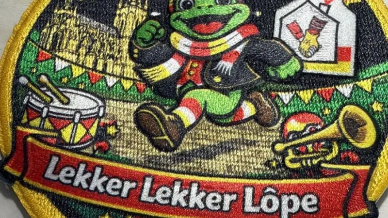 De laatste Carnavalsemblemen aan de man brengen