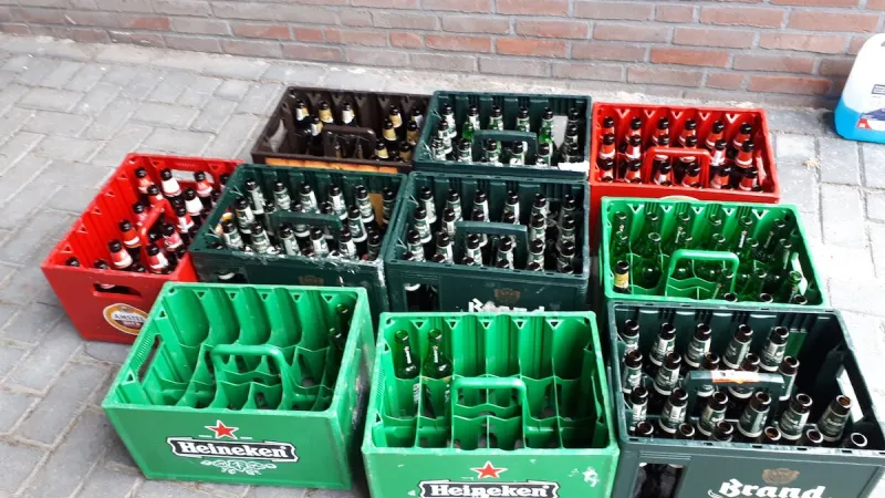 Bierkratjes verzameld en ingeleverd