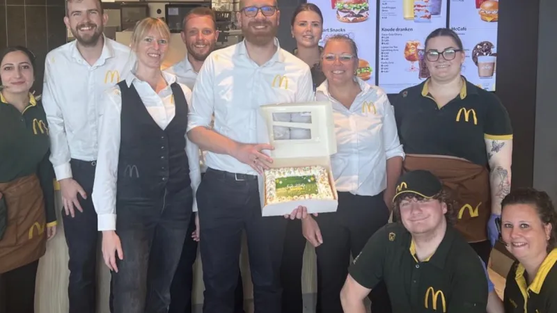 Taart voor de winnaar van de Donatie campagne Kampen
